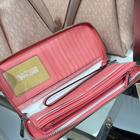 MICHAEL KORS LARGE TRAVEL CONTINENTAL WRISTLET WALLET PHONEHOLDER Tea Rose Multi - Picture 15 of 16